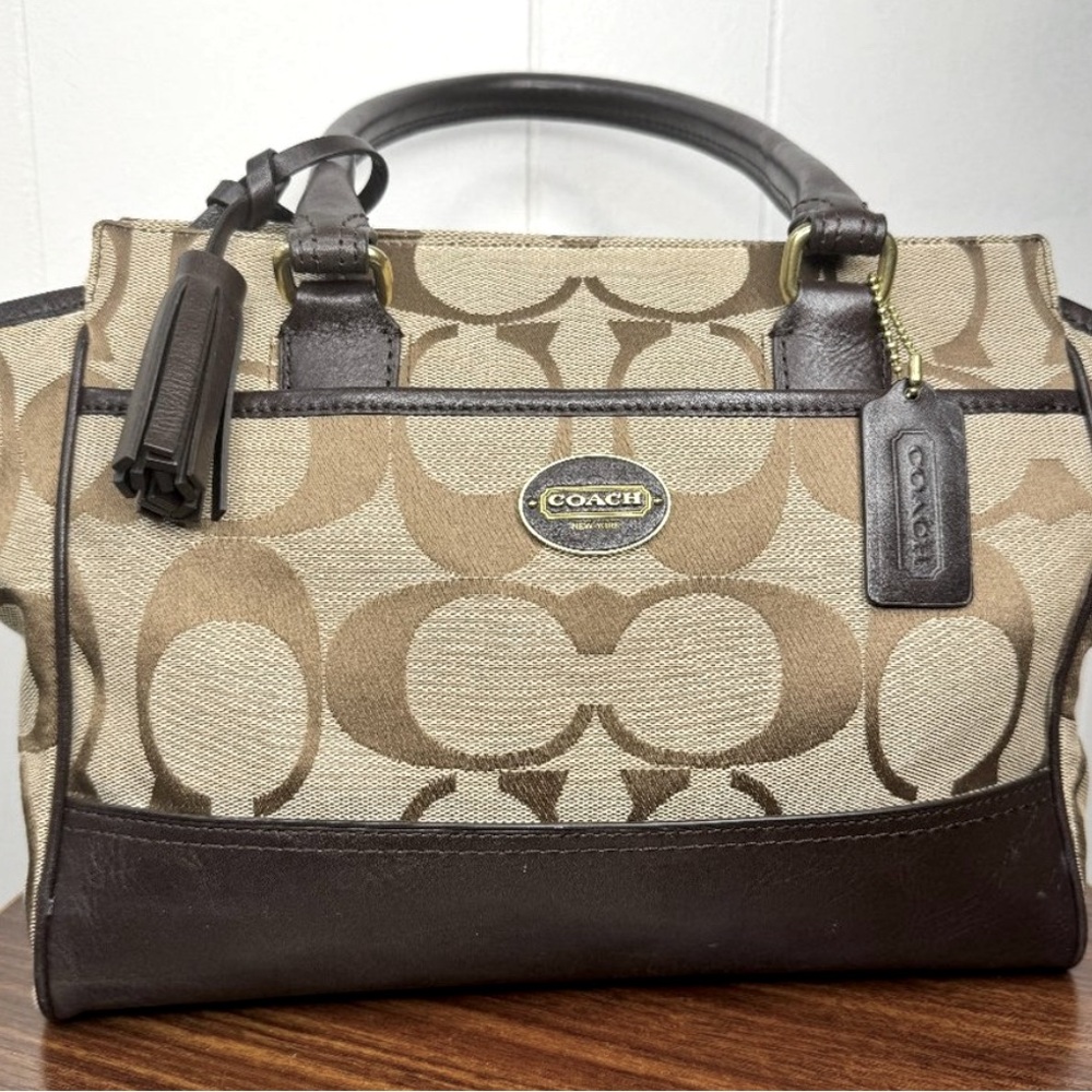 Coach Signature Handbag,Tan/ Brown
Canvas,Leather Trim,Zipper Closure